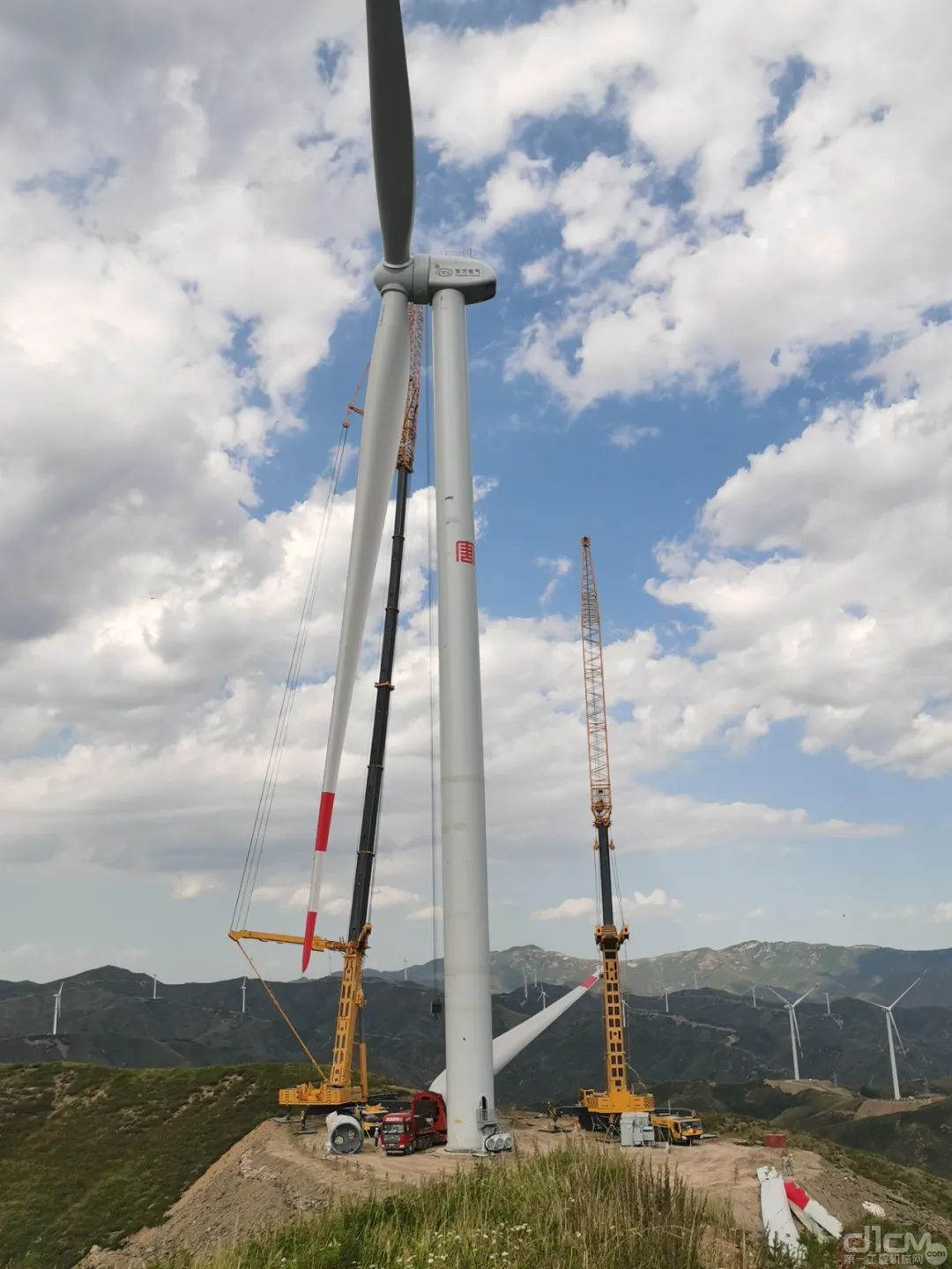 兩臺徐工超級起重機(jī)風(fēng)電吊裝作業(yè)